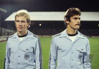 Fussball Wales-Deutschland : Rummenigge, Zimmermann