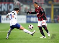 FUSSBALL  International CHL 09/10 : Ronaldinho  (li, Milan) gegen Rafael  (re, Manu)