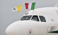 Papstmaschine der Alitalia mit Fahnen