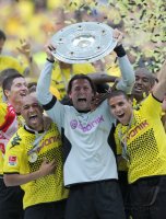 Fussball 1. Bundesliga :  Dede, Torwart Roman Weidenfeller, Mohamed Zidan (v. li., Borussia Dortmund)jubeln mit Schale