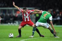 Fussball: DFB Pokal Finale: Franck Ribery (li, FCB) gegen Naldo (re, Werder)