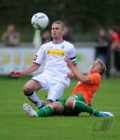 Fussball 1. Bundesliga : Filip Daems (li, Borussia Moenchengladbach) gegen Jasmin Fejzic (re, Greuther Fuerth)