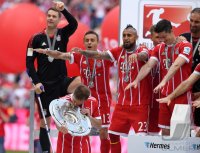 Fussball, 1. Bundesliga  Saison 16/17: Jubel FC Bayern Muenchen mit Schale