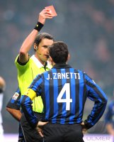 FUSSBALL SERIE A:  Schiedsrichter Andrea Gervasoni zeigt die Rote Karte Javier Zanetti (Inter Mailand)