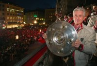 Fussball 1. Bundesliga  Saison  2012/2013: Trainer Jupp Heynckes (FC Bayern Muenchen) mit Schale