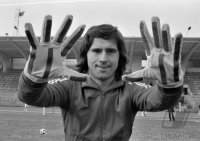 Fussball Mueller (FC Bayern) mit Torwarthandschuhen