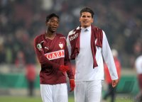 Fussball DFB Pokal, Saison 2011/2012, Viertelfinale: David Alaba (li.) mit Mario Gomez (FC Bayern Muenchen)