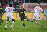 Fussball 1. Bundesliga, Saison 2012/2013:  Gibril Sankoh (li, FC Augsburg) GEGEN Mike Hanke (Mitte, Borussia Moenchengladbach)  gegen Jan Ingwer Callsen Bracker (FC Augsburg)