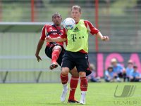 Fussball 1. Bundesliga: Jerome Boateng gegen Bastian Schweinsteiger (v. li., FC Bayern Muenchen)