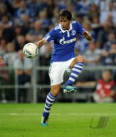 Fussball: Europa League, Saison 2011/2012: Schalke, RAUL am Ball