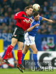 Fussball 1. Bundesliga: Schalke - Leverkusen, Zweikampf