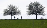 Rottenburg (Kreis Tuebingen) Schmuckbild / Wetterbild: Familie beim Spaziergang in der Abendsonne