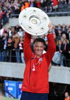 Fussball 1. Bundesliga : Jubel mit Meisterschale Trainer Louis van Gaal (FCB)