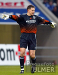 Fussball Bundesliga, S04: Frank ROST zeigend