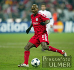 FUSSBALL CHL  Ze Roberto (FC B) am Ball