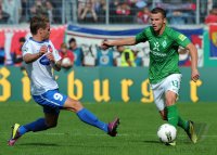 FUSSBALL  DFB Pokal 1. Hauptrunde 2011: Christian Essig (li, 1 FC Heidenheim 1846) gegen Lukas Schmitz (re, SV Werder Bremen)