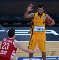 Basketball 1. Bundesliga 2013/2014:  Walter Tigers Tuebingen - Brose Baskets Bamberg