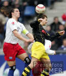 Fussball 1. Bundesliga: Hamburg - Dortmund, Zweikampf