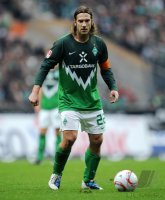 Fussball: 1. Bundesliga Saison 2010/2011: Werder Bremen, FRINGS am Ball