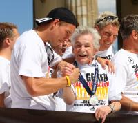 FUSSBALL EURO 2008: Deutsche Nationalmannschaft am Brandenburger Tor Berlin