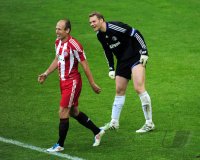 Fussball 1. Bundesliga : Torwart Manuel Neuer (re, FC Schalke 04)  mit Arjen Robben (li, FC Bayern Muenchen)