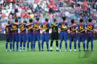 Fussball International Audi Cup 2011: Barca Team von hinten bei der Gedenkminute