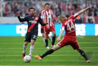 Fussball 1. Bundesliga : Gonzalo Castro (li, Bayer 04 Leverkusen) gegen Anatoliy Tymoshchuk  (re, FC Bayern Muenchen)