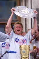 Fussball: Stefan Effenberg jubelt mit der Meisterschale