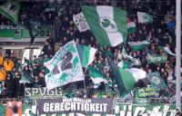2. Fussball Bundesliga : Fans mit Fahnen von Fuerth