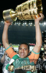 DFB Pokal Finale: Bremen - Aachen, AILTON jubelt mit DFB-Pokal