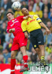 Fussball 1. Bundesliga: Dortmund - Freiburg, Zweikampf