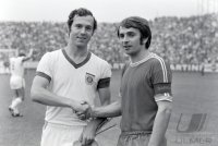 Fussball 1. Bundesliga Saison 1971/1972:  Beckenbauer (Bayern) und Friedrich (Kaiserlautern)
