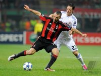 Fussball Champions League  Saison 2010/2011: Gianluca Zambrotta (li, AC Mailand)  gegen Mesut OEZIL (re, Real Madrid)