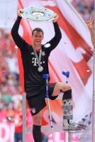 Fussball, 1. Bundesliga  Saison 16/17: Jubel FC Bayern Muenchen mit Schale