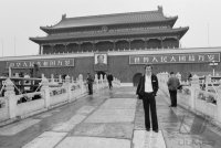 Fussball Beckenbauer (Cosmos New York) vor dem Kaiserpalast in Peking