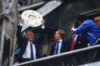 Fussball Meisterfeier FC Bayern 1985: Lattek mit Meisterschale