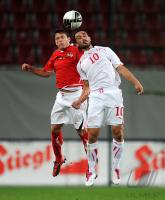 FUSSBALL NATIONALMANNSCHAFT: Zlatko JUNUZOVIC (li, Oesterreich) gegen Hakan YAKIN (re, Schweiz)