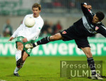 Fussball 1. Bundesliga: Bremen - Stuttgart, Zweikampf