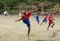 FUSSBALL: FEATURE KINDER SPIELEN FUSSBALL IN DER SUEDSEE