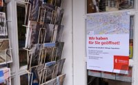 Hinweisschild, Wir haben fuer Sie geoeffnet! Eintritt nur mit aktuellem Tuebinger Tagesticket.