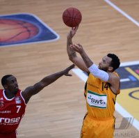 Basketball 1. Bundesliga 2013/2014:  Walter Tigers Tuebingen - Brose Baskets Bamberg
