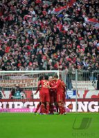 Fussball 1. Bundesliga, Saison 2011/2012: JUBEL nach dem TOR zum 2:0, Luiz Gustavo, Arjen Robben, Holger Badstuber (v. li., FC Bayern Muenchen)