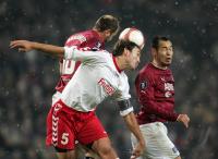 Fussball Uefa Cup: Hamburg - FC Thun, Zweikampf