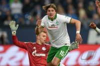 Fussball, 1. Bundesliga  Saison 2014/2015: FC Schalke 04 - SV Werder Bremen: Proedl erzielt das 1:1