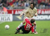 Fussball 1. Bundesliga: Hannover - Bayern, Zweikampf