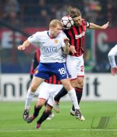FUSSBALL  International CHL 09/10 : Massimo Ambrosini  (re, Milan) gegen Paul Scholes (li, Manu)