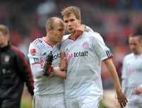 Fussball 1. Bundesliga, Saison 2011/2012: JUBEL nach dem Sieg, Arjen Robben (li.) mit Holger Badstuber (FC Bayern Muenchen)
