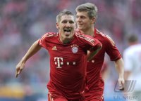 Fussball 1. Bundesliga, Saison 2011/2012:  Jubel nach dem Tor zum 1:0 Mario Gomez, Bastian Schweinsteiger (v. li., FC Bayern Muenchen)