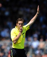 U19 Fussball Bundesliga :  Schiri Stefan Glasmacher zeigt die Gelbe Karte