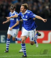 Fussball CHL  Saison 2010/2011:  JUBEL nach dem Tor zum 2:1 Benedikt Hoewedes (FC Schalke 04)